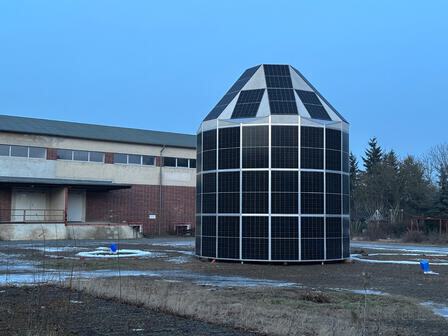 Prototyp des Solar-Iglu S-6 steht